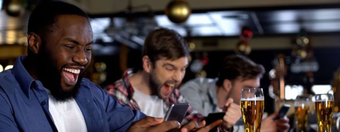 Men playing online casino in a restaurant